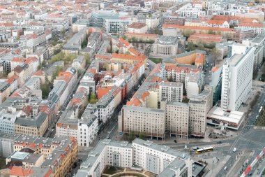 Berlin, Almanya: 19 Nisan 2022: Berlin 'in panoramik manzarası Televizyon Kulesi' nden.