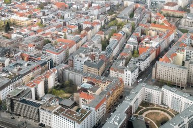 Berlin, Almanya: 19 Nisan 2022: Berlin 'in panoramik manzarası Televizyon Kulesi' nden.