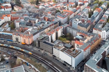 Berlin, Almanya: 19 Nisan 2022: Berlin 'in panoramik manzarası Televizyon Kulesi' nden.