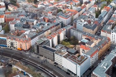 Berlin, Almanya: 19 Nisan 2022: Berlin 'in panoramik manzarası Televizyon Kulesi' nden.