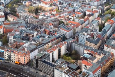 Berlin, Almanya: 19 Nisan 2022: Berlin 'in panoramik manzarası Televizyon Kulesi' nden.