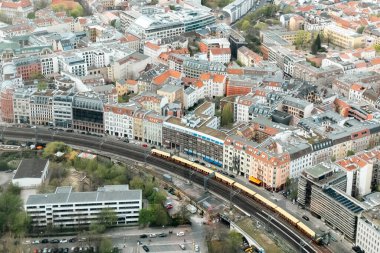 Berlin, Almanya: 19 Nisan 2022: Berlin 'in panoramik manzarası Televizyon Kulesi' nden.