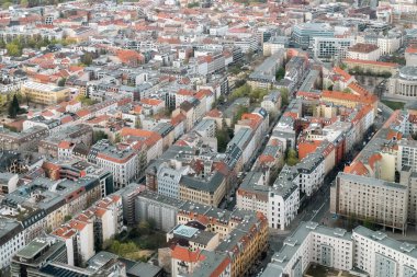 Berlin, Almanya: 19 Nisan 2022: Berlin 'in panoramik manzarası Televizyon Kulesi' nden.