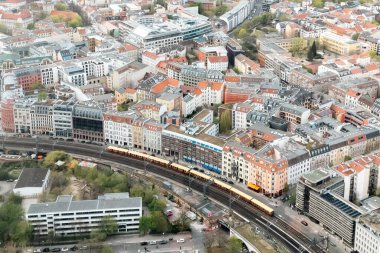 Berlin, Almanya: 19 Nisan 2022: Berlin 'in panoramik manzarası Televizyon Kulesi' nden.