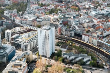 Berlin, Almanya: 19 Nisan 2022: Berlin 'in panoramik manzarası Televizyon Kulesi' nden.