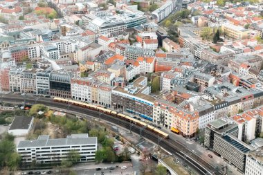 Berlin, Almanya: 19 Nisan 2022: Berlin 'in panoramik manzarası Televizyon Kulesi' nden.