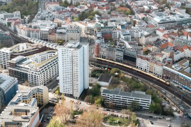 Berlin, Almanya: 19 Nisan 2022: Berlin 'in panoramik manzarası Televizyon Kulesi' nden.