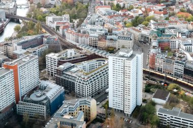 Berlin, Almanya: 19 Nisan 2022: Berlin 'in panoramik manzarası Televizyon Kulesi' nden.