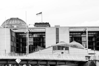 Berlin, Almanya: 20 Nisan 2022: Arkaplanda nehir serisi ve Reichstag köprüsü