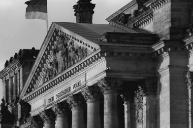 Berlin, Almanya: 19 Nisan 2022: Reichstag Alman parlamentosunun mimarisi ve cephesi