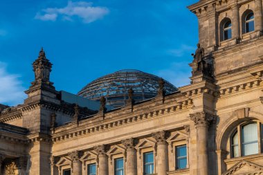 Berlin, Almanya: 19 Nisan 2022: Reichstag Alman parlamentosunun mimarisi ve cephesi