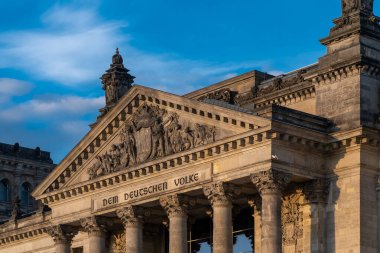 Berlin, Almanya: 19 Nisan 2022: Reichstag Alman parlamentosunun mimarisi ve cephesi