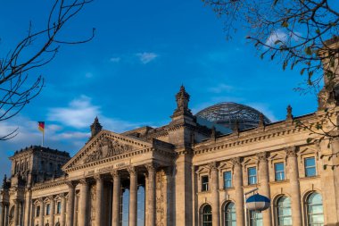 Berlin, Almanya: 19 Nisan 2022: Reichstag Alman parlamentosunun mimarisi ve cephesi