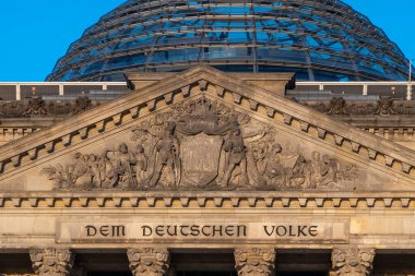 Berlin, Almanya: 19 Nisan 2022: Reichstag Alman parlamentosunun mimarisi ve cephesi