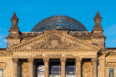 Berlin, Almanya: 19 Nisan 2022: Reichstag Alman parlamentosunun mimarisi ve cephesi