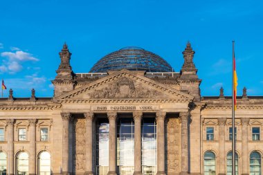 Berlin, Almanya: 19 Nisan 2022: Reichstag Alman parlamentosunun mimarisi ve cephesi