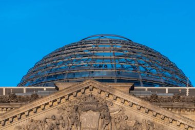 Berlin, Almanya: 19 Nisan 2022: Reichstag Alman parlamentosunun mimarisi ve cephesi