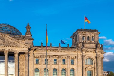 Berlin, Almanya: 19 Nisan 2022: Reichstag Alman parlamentosunun mimarisi ve cephesi