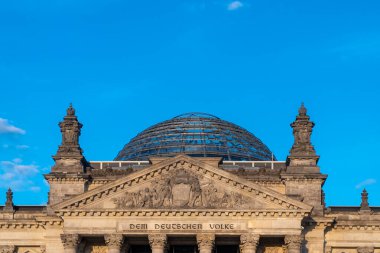Berlin, Almanya: 19 Nisan 2022: Reichstag Alman parlamentosunun mimarisi ve cephesi