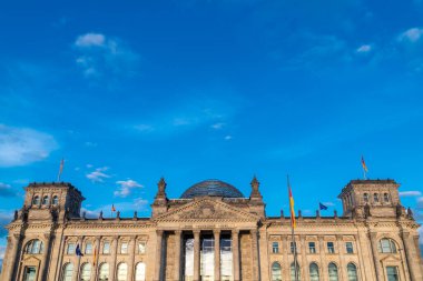 Berlin, Almanya: 19 Nisan 2022: Reichstag Alman parlamentosunun mimarisi ve cephesi