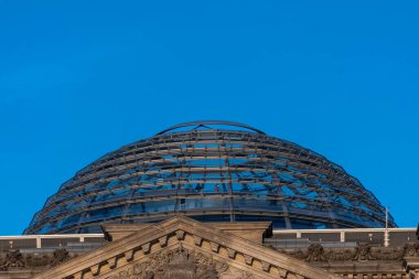 Berlin, Almanya: 19 Nisan 2022: Reichstag Alman parlamentosunun mimarisi ve cephesi