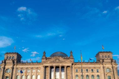 Berlin, Almanya: 19 Nisan 2022: Reichstag Alman parlamentosunun mimarisi ve cephesi