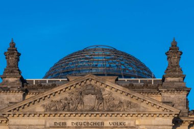 Berlin, Almanya: 19 Nisan 2022: Reichstag Alman parlamentosunun mimarisi ve cephesi