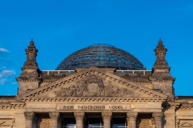 Berlin, Almanya: 19 Nisan 2022: Reichstag Alman parlamentosunun mimarisi ve cephesi