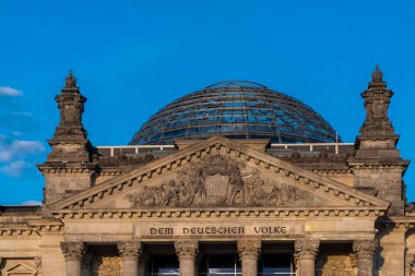 Berlin, Almanya: 19 Nisan 2022: Reichstag Alman parlamentosunun mimarisi ve cephesi