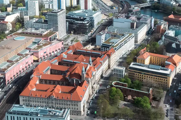 Berlin, Almanya: 19 Nisan 2022: Berlin 'in panoramik manzarası Televizyon Kulesi' nden.