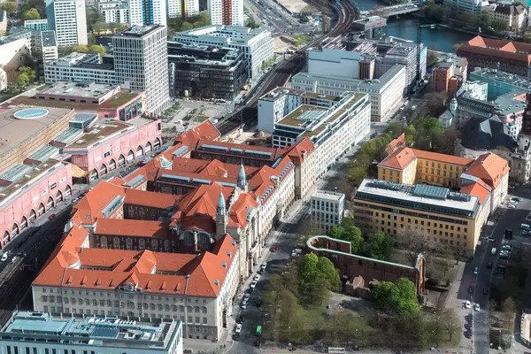 Berlin, Almanya: 19 Nisan 2022: Berlin 'in panoramik manzarası Televizyon Kulesi' nden.