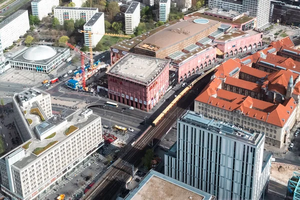 Berlin, Almanya: 19 Nisan 2022: Berlin 'in panoramik manzarası Televizyon Kulesi' nden.