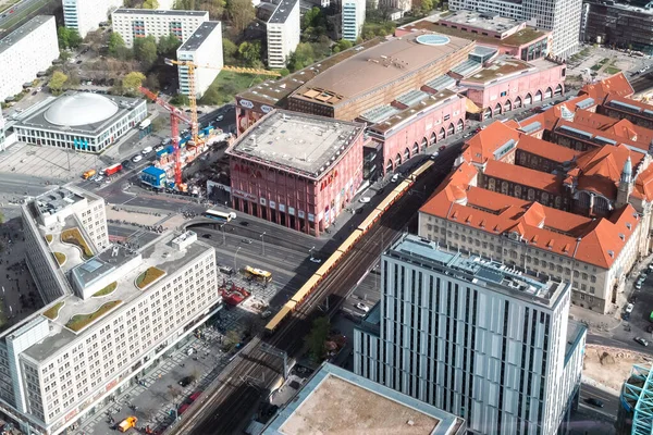 Berlin, Almanya: 19 Nisan 2022: Berlin 'in panoramik manzarası Televizyon Kulesi' nden.