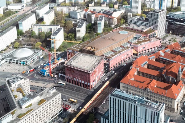 Berlin, Almanya: 19 Nisan 2022: Berlin 'in panoramik manzarası Televizyon Kulesi' nden.