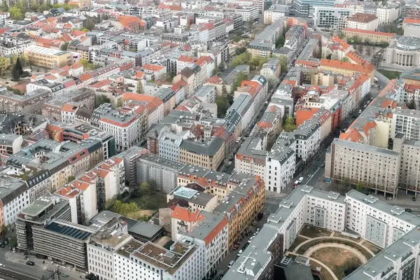 Berlin, Almanya: 19 Nisan 2022: Berlin 'in panoramik manzarası Televizyon Kulesi' nden.