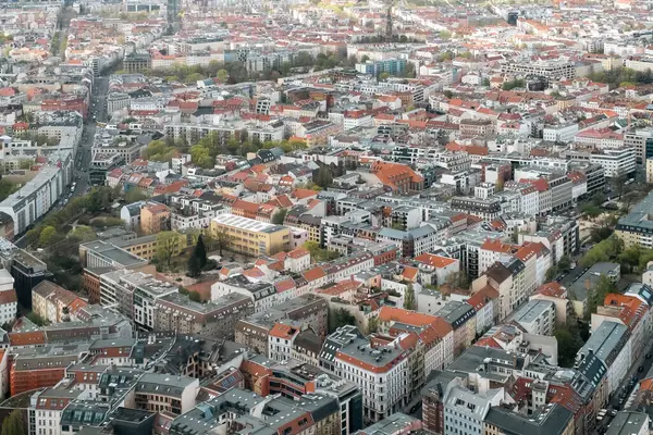 Berlin, Almanya: 19 Nisan 2022: Berlin 'in panoramik manzarası Televizyon Kulesi' nden.