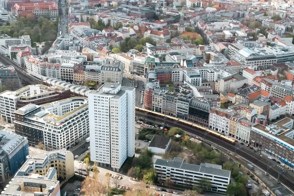 Berlin, Almanya: 19 Nisan 2022: Berlin 'in panoramik manzarası Televizyon Kulesi' nden.