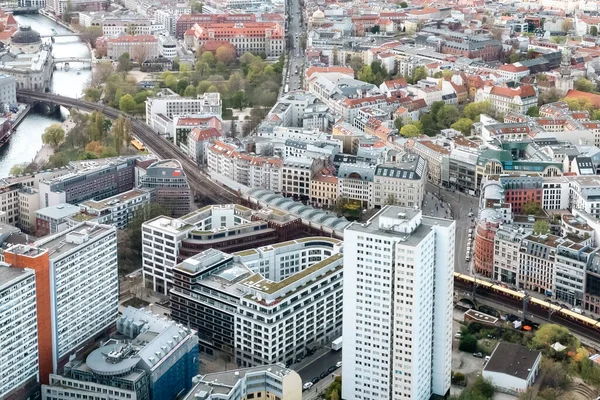 Berlin, Almanya: 19 Nisan 2022: Berlin 'in panoramik manzarası Televizyon Kulesi' nden.