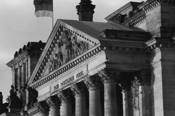 Berlin, Almanya: 19 Nisan 2022: Reichstag Alman parlamentosunun mimarisi ve cephesi
