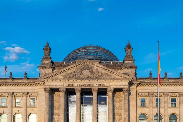 Berlin, Almanya: 19 Nisan 2022: Reichstag Alman parlamentosunun mimarisi ve cephesi