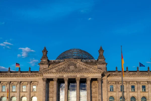 Berlin, Almanya: 19 Nisan 2022: Reichstag Alman parlamentosunun mimarisi ve cephesi