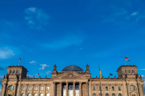 Berlin, Almanya: 19 Nisan 2022: Reichstag Alman parlamentosunun mimarisi ve cephesi