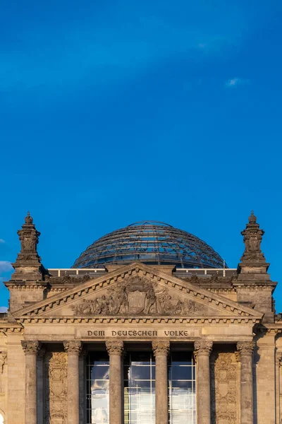 Berlin, Almanya: 19 Nisan 2022: Reichstag Alman parlamentosunun mimarisi ve cephesi