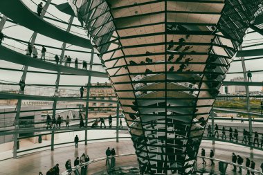 Berlin, Almanya: 20 Nisan 2022: Reichstag Kubbesi.
