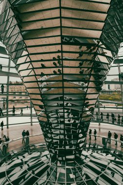 Berlin, Almanya: 20 Nisan 2022: Reichstag Kubbesi.