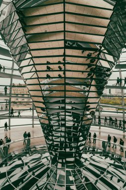 Berlin, Almanya: 20 Nisan 2022: Reichstag Kubbesi.