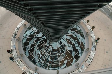 Berlin, Almanya: 20 Nisan 2022: Reichstag Kubbesi.