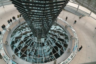 Berlin, Almanya: 20 Nisan 2022: Reichstag Kubbesi.