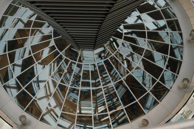 Berlin, Almanya: 20 Nisan 2022: Reichstag Kubbesi.