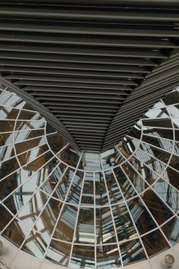 Berlin, Almanya: 20 Nisan 2022: Reichstag Kubbesi.